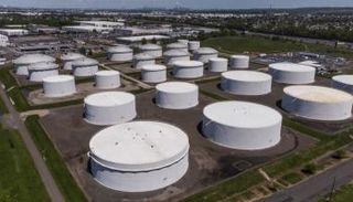 تراجع النفط مع زيادة مفاجئة في مخزونات النفط الخام الأمريكي