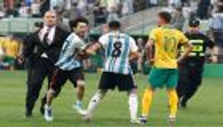 من أجل ميسي.. مشجع يخطف الأنظار في مباراة الأرجنتين وأستراليا (فيديو وصور)