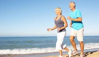 اثنان من كبار السن يمارسون رياضة الركض