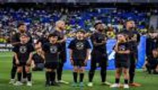 قميص تاريخي وهجوم عنصري.. 3 مشاهد من مباراة البرازيل وغينيا