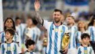 "عاليا في السماء".. فيلم يُوثق رحلة ميسي بكأس العالم 2022