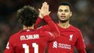 "قائد مُذهل ورائع".. نجم ليفربول يُثني على محمد صلاح