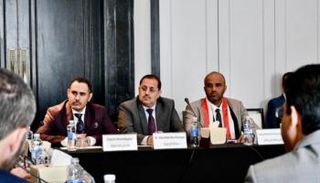 وفد الحكومة المشارك في مشاورات تبادل الأسرى بالأردن