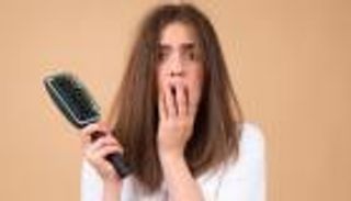 تساقط الشعر عند النساء.. أسباب وخرافات