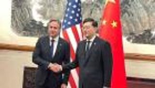 كمامات وبساط أحمر.. بدء مباحثات بلينكن مع نظيره الصيني