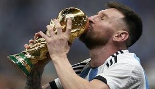 ليونيل ميسي يقبل كأس العالم