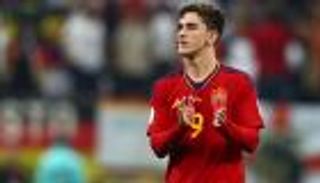 أمام نجومه.. إهانة برشلونة في احتفالات دوري الأمم الأوروبية