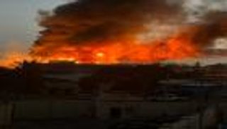 أزمة السودان.. حريق ضخم في مقر المخابرات ورسائل من حميدتي