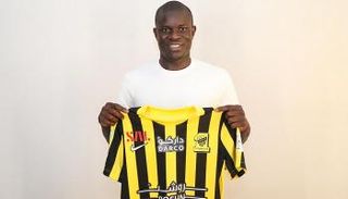 نغولو كانتي يحمل قميص الاتحاد