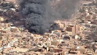 أعمدت الدخان تتصاعد في العاصمة الخرطوم حيث يدور القتال وسط الأحياء السكنية