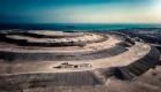 بعد الجزر والبحيرات الاصطناعية.. الإمارات تشهد تطوير أول جبل من صنع الإنسان في العالم