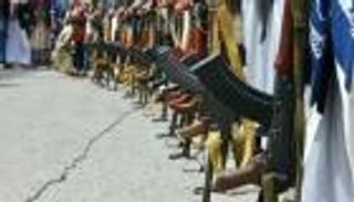 عائلات قتلى الحوثي تكتوي بناره.. مداهمات واعتقالات وطرد