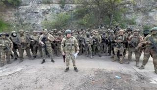 رئيس فاغنر وسط مجموعة من قواته في أوكرانيا