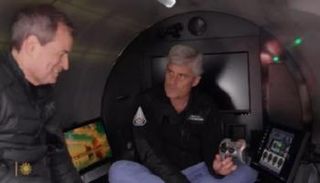 رئيس الشركة المفقود يعرض أداة التحكم في الغواصة