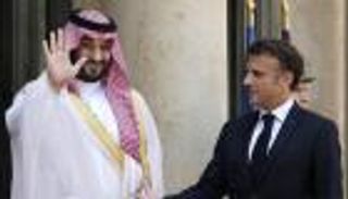 "طويل العمر".. هل خاطب رئيس فرنسا محمد بن سلمان بالعربية؟