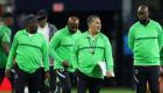 لتصحيح أخطاء المسؤولين.. نيجيريا تضع مصير المدرب بيسيرو في يد الجماهير