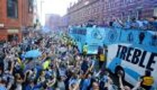 في الهواء.. مانشستر سيتي يحتفل بالثلاثية التاريخية (فيديو)