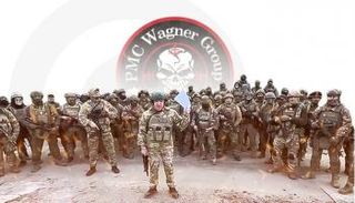 زعيم فاغنر مع مجموعة من العناصر