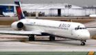 لحظات مرعبة.. محرك طائرة يشد عاملا ويمزّقه