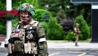 أحد عناصر القوات الروسية شبه الرسمية