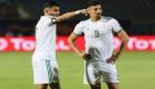 بغداد بونجاح يقضي عطلته مع خصم رياض محرز (صورة)
