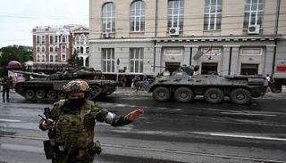 مقاتلو فاغنر ينتشرون في شارع بالقرب من مقر المنطقة العسكرية الجنوبية في روستوف