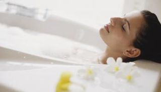 يعتبر حمام الحليب مناسباً للبشرة الحساسة والمجهدة