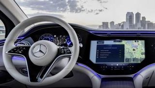 تطبيق شات جي.بي.تي  يسمح بإجراء محادثات بين سيارات مرسيدس وسائقيها