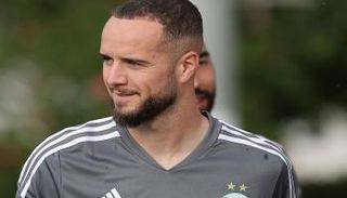 فيكتور لكحل نجم منتخب الجزائر