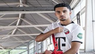 زيدان إقبال لاعب مانشستر يونايتد السابق