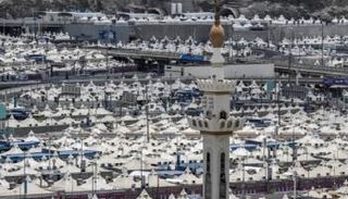 حجاج بيت الله الحرام يتوافدون إلى مشعر منى