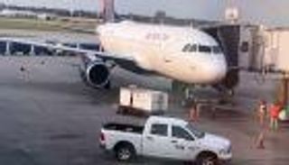 محرك طائرة يبتلع رجلاً في أمريكا