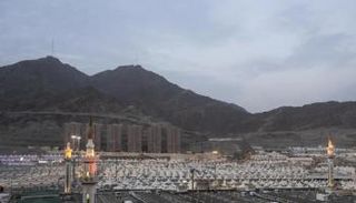 حجاج بيت الله الحرام يتوافدون إلى مشعر منى 