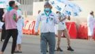 رغم إصابته بشلل الأطفال.. متطوع خمسيني ينافس الشباب في خدمة الحجاج