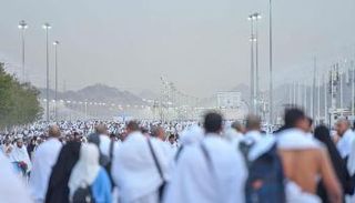 ضيوف الرحمن يتوافدون إلى  صعيد عرفات