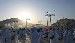 مشعر عرفات يكتسي باللون الأبيض