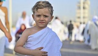 طفل يؤدي مناسك الحج