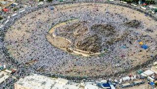 حجاج بيت الله الحرام على صعيد عرفات