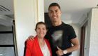 والدة كريستيانو رونالدو.. لماذا تظهر نادرا في السعودية؟