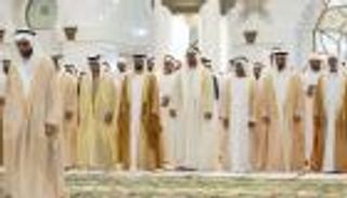 محمد بن زايد يؤدي صلاة عيد الأضحى بمسجد الشيخ زايد في أبوظبي (صور)