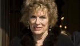 من سقوط جدار برلين لمناديلا..وفاة الصحفية "التي لم تعرف الخوف"