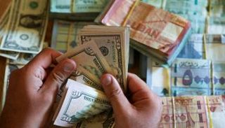 ليرة لبنانية ودولار أمريكي خلال التعاملات- أرشيفية