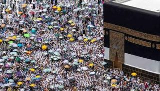 ضيوف الرحمن حول الكعبة المشرفة