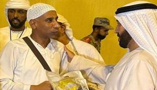 الدكتور محمد مطر الكعبي خلال توزيع الوجبات على ضيوف الرحمن