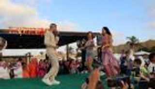 حسن شاكوش يحيي حفلًا "للسيدات فقط".. رقص وأحضان (فيديو)