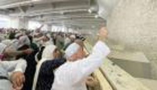 المتعجلون من الحجاج يبدأون رمي الجمرات ويستعدون لطواف الوداع