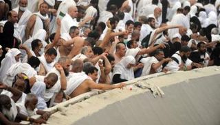 الحجاج يرمون الجمرات