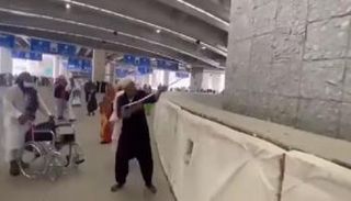 الحاج بالعكاز أمام الجمرات