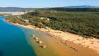 غابة على المتوسط.. شاطئ بكر في تونس لا يعرفه الكثيرون (صور)