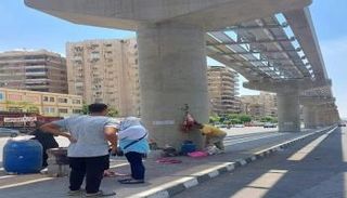 الجزّار علَّق اللحم على أحد أعمدة المونوريل 